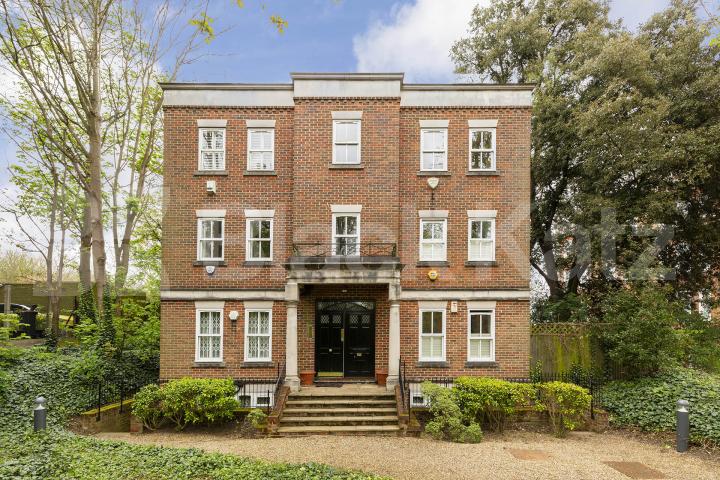Spacious three bed two bath apartment with balcony and secure parking Cholmeley Park, Highgate 
